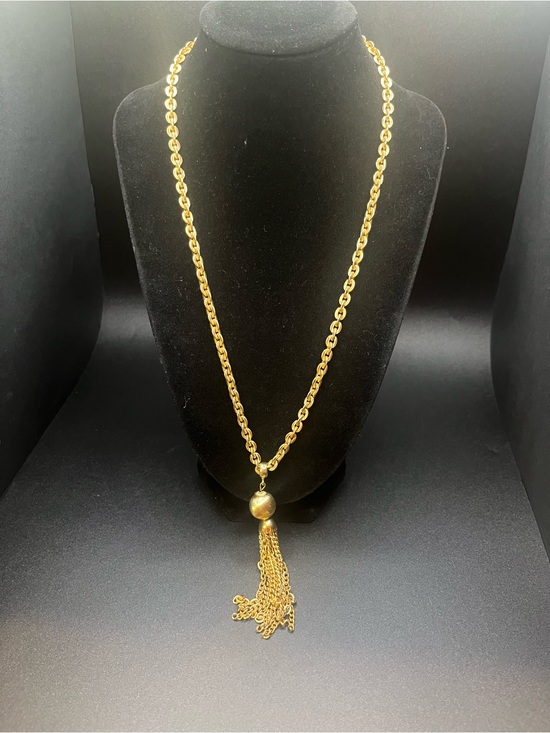 Jewelry - Vintage gold tone tassel pendant necklace 22 inch textured bead statement
